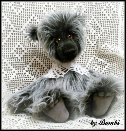 Bob-Egy bűbájos, szomorú arcú mackó. Kézzel varrott, egyedi készítésű. Magassága: 32 cm Felhasznált anyagok: műszőrme, textil velúr, textilfilc, üvegfesték, műanyag szem, hímző fonal, ragasztó, csipke, tömőanyag: vatelin